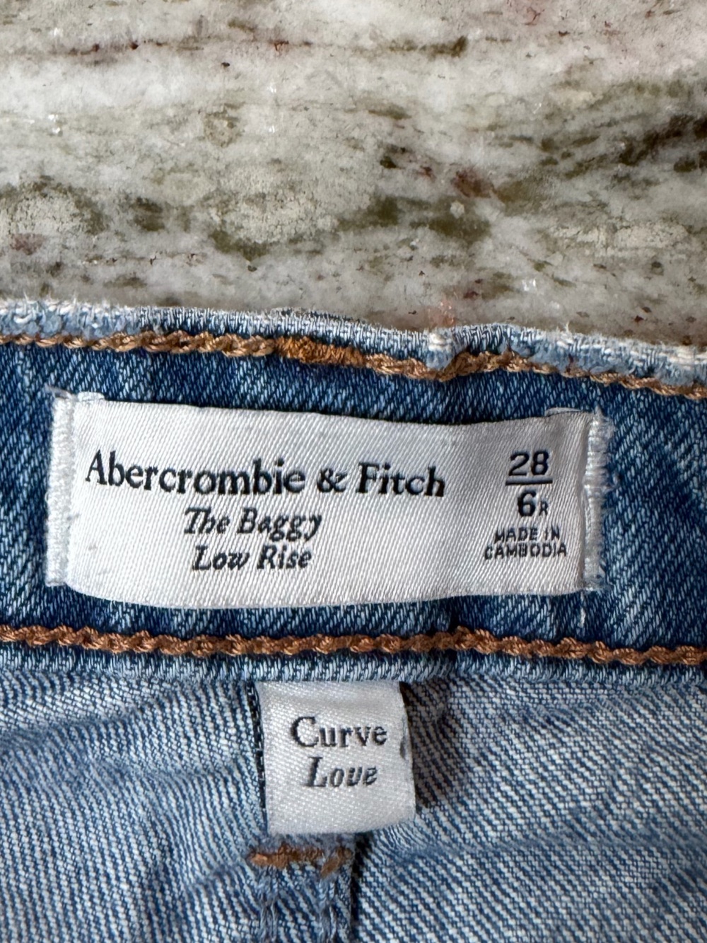 Abercrombie & Fitch The Baggy Low Rise Jeans 
Size 28 - Picture 4 of 5